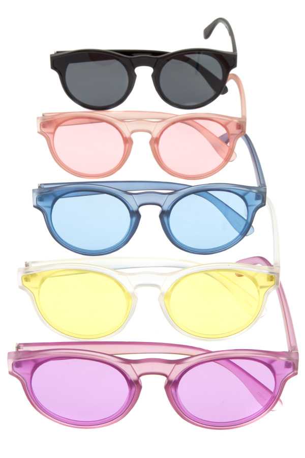 Color framed fashionable sunglasses